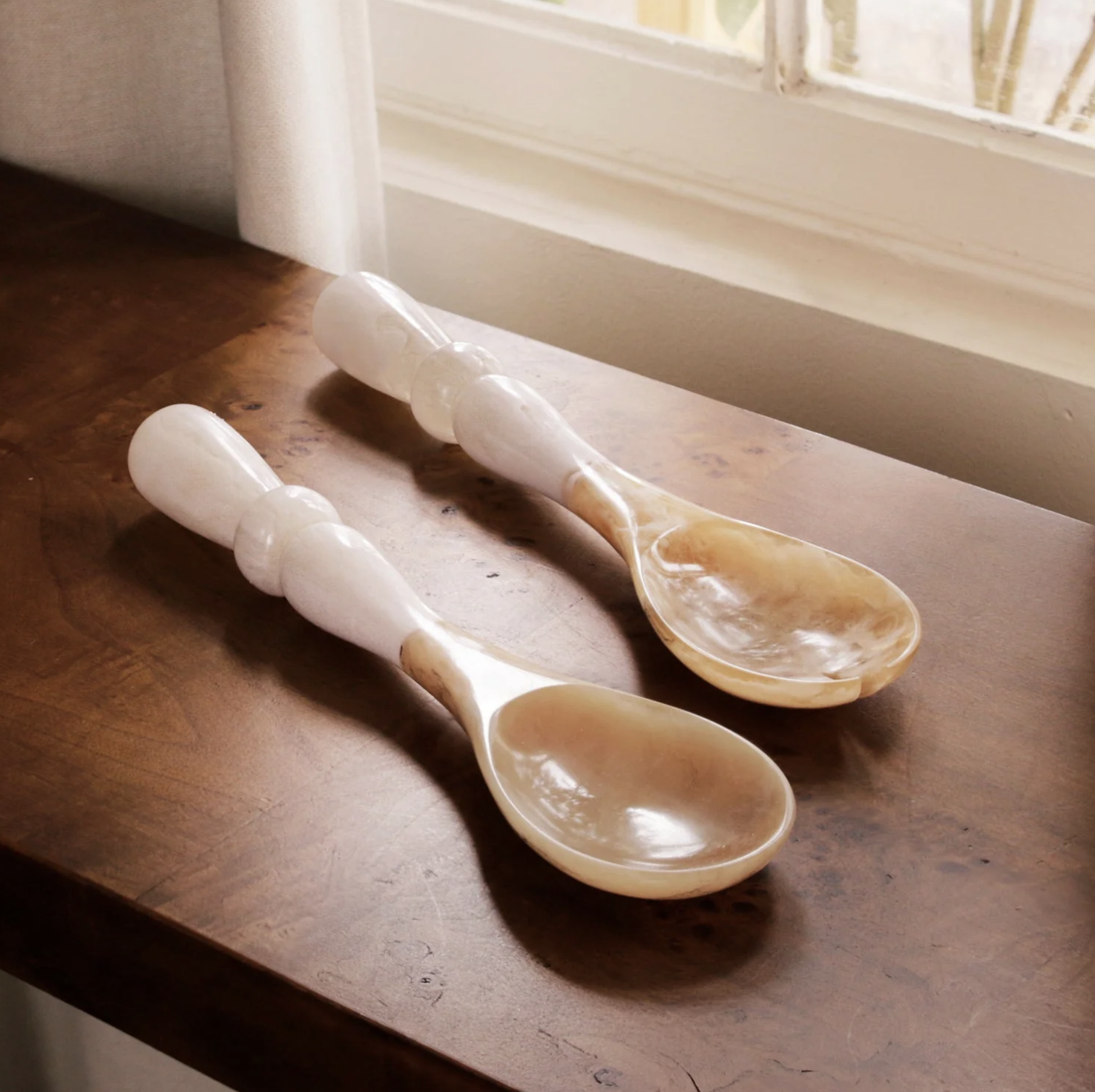 RESIN Alabaster Salad Servers (White Swirl)