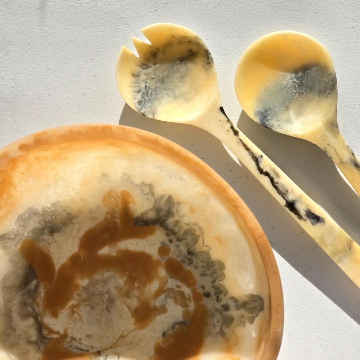 Wavy Resin Salad Serving Bowl w/Servers - Brown Marble