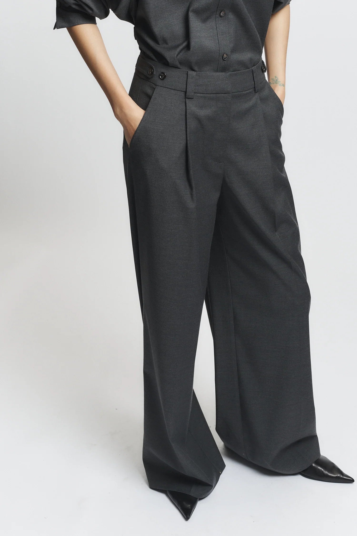 Eliam Wideleg Trouser Dark Grey
